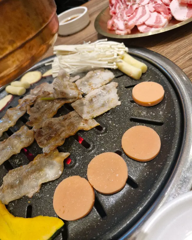 불판 위 삼겹살과 곁들임