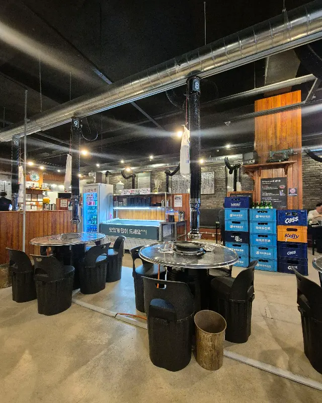 넓고 깔끔한 매장 내부가 보인다. 테이블 간 간격이 넓어 편안하게 식사할 수 있는 분위기다.