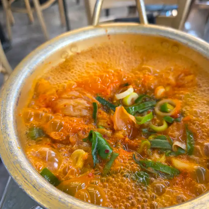 보글보글 끓고 있는 김치찌개