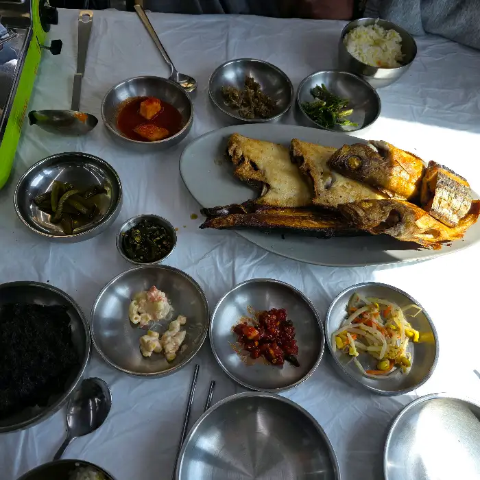 테이블에 놓인 다양한 반찬들