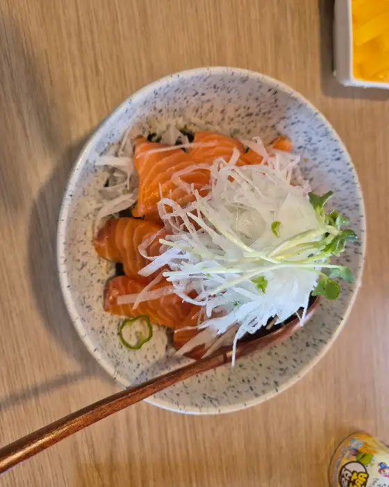 주도면밀 연어덮밥