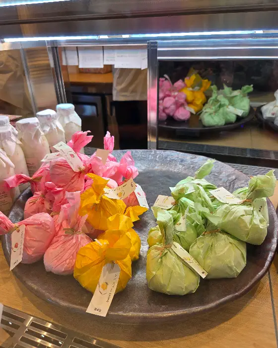 먹음직스러운 생딸기 두바이 찹쌀떡 단면