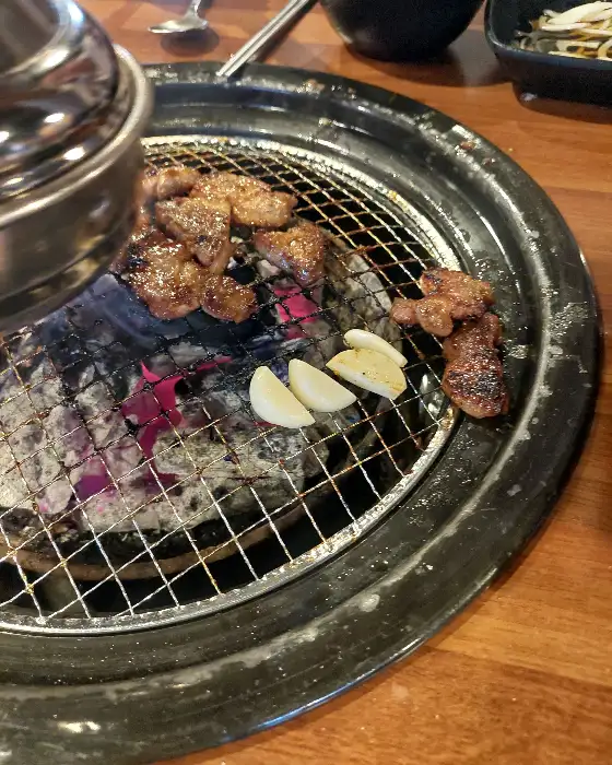 숯불 위에서 구워지는 소갈비살