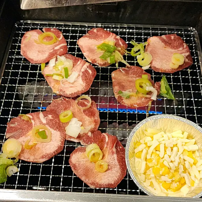 우설 굽는 모습