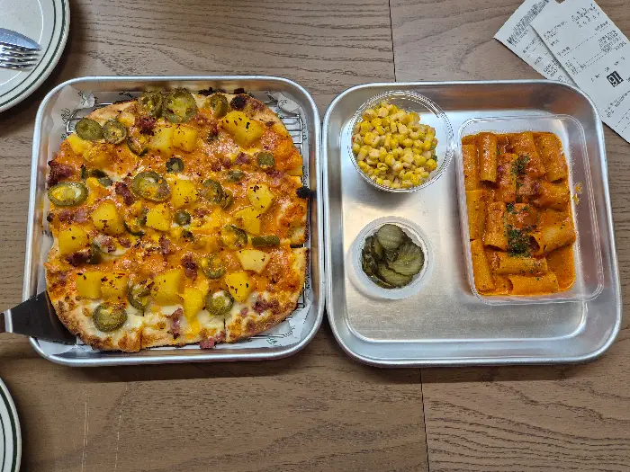 파인애플과 할라피뇨가 올라간 피자