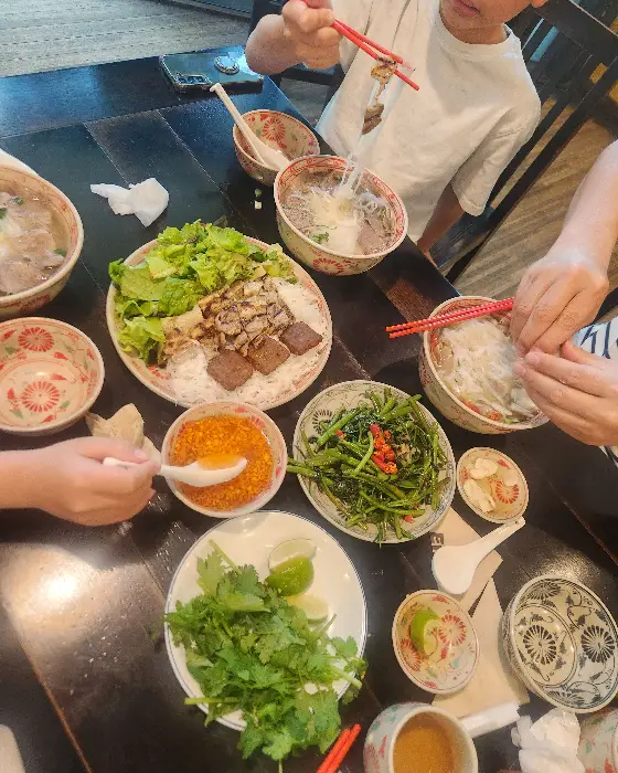 바삭하게 튀겨진 새우와 채소 요리