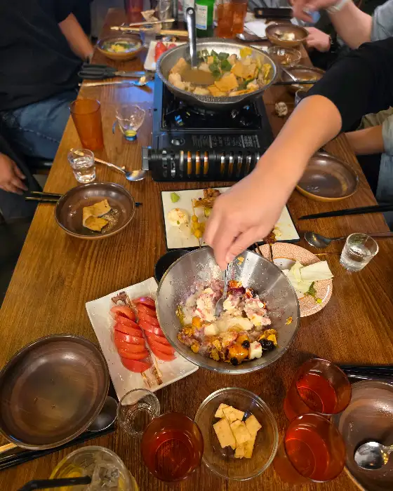 테이블 위에 놓인 다양한 음식과 술잔들