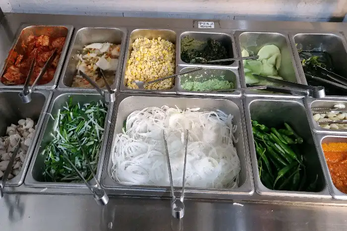 다양한 종류의 셀프바 채소