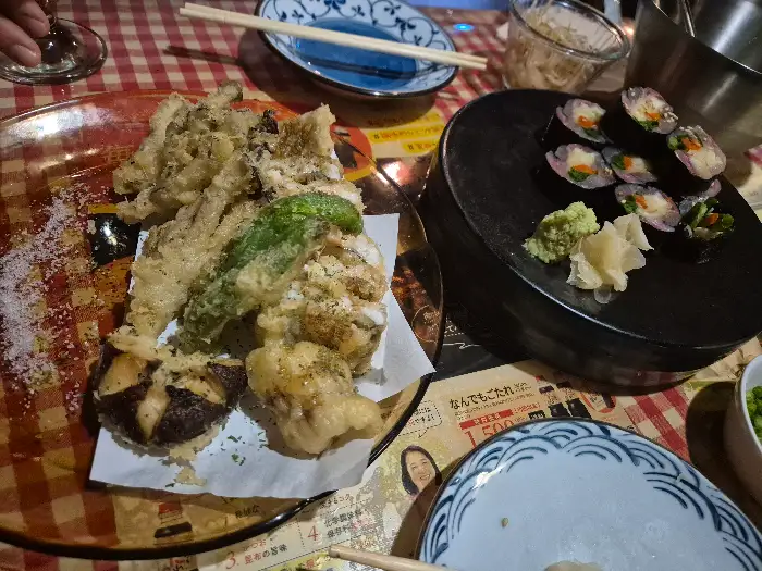 모듬 튀김과 곁들임 메뉴