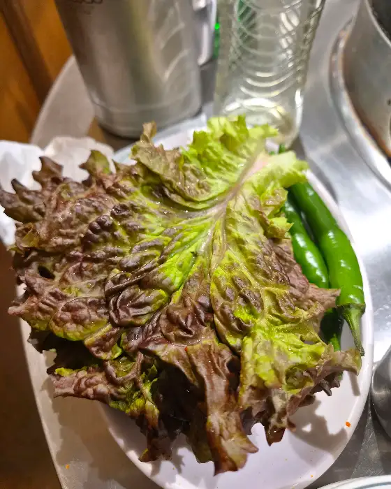 푸짐하게 담겨 나온 신선한 쌈 채소와 청양고추