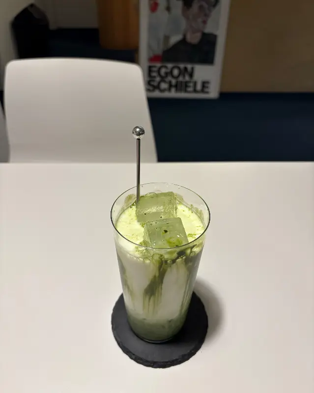 카페 내부의 아늑한 조명