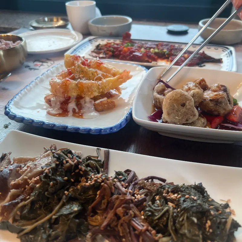 테이블 가득 차려진 음식