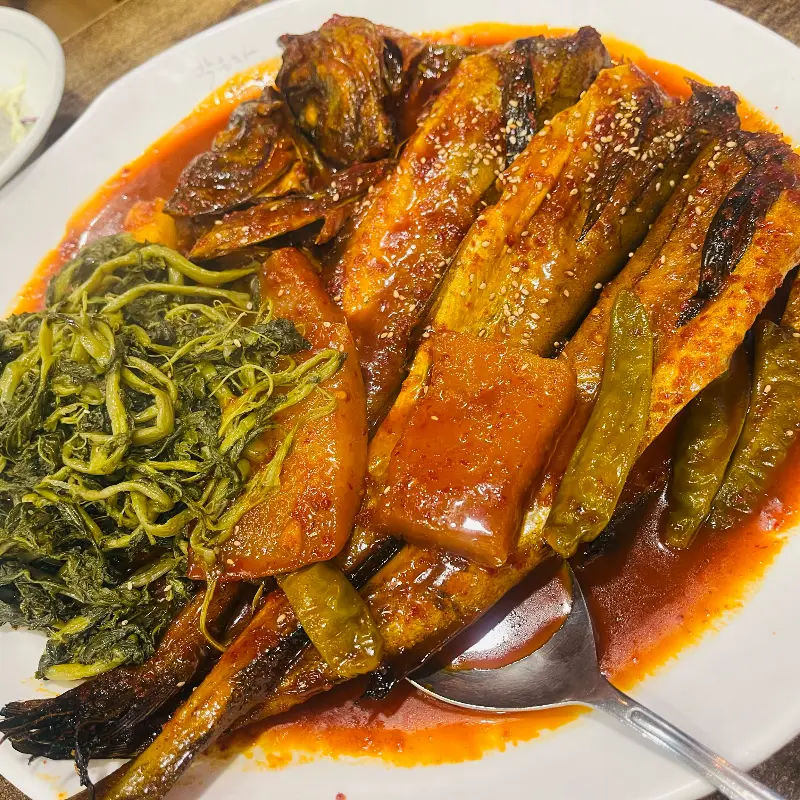 코다리와 시래기를 함께 먹는 모습