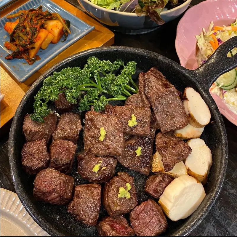 팬에 담겨져 나오는 먹음직스러운 소고기