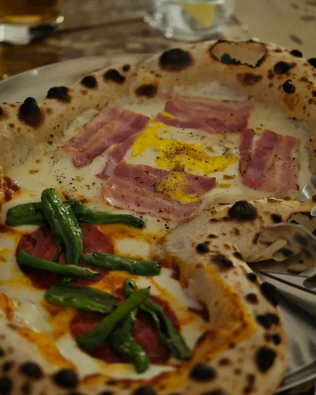 하트 모양의 하프앤하프 피자