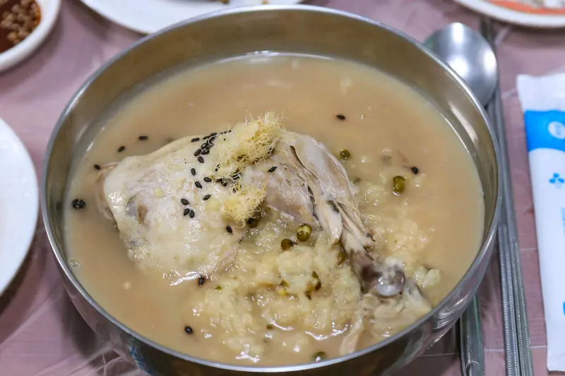 뽀얀 국물의 닭백숙