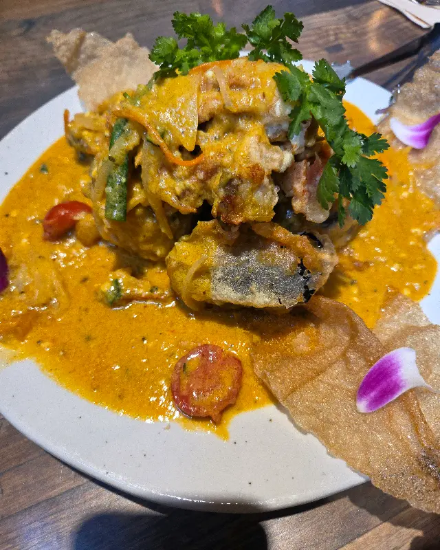 푸짐한 양을 자랑하는 푸팟퐁커리