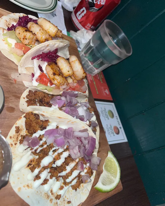 새우 타코와 음료의 조합