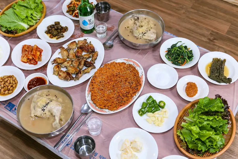 푸짐한 닭 요리 한 상 차림