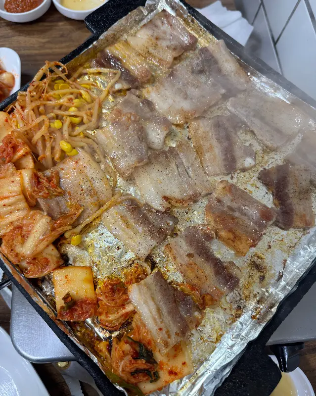 쌈 채소와 냉동 삼겹살