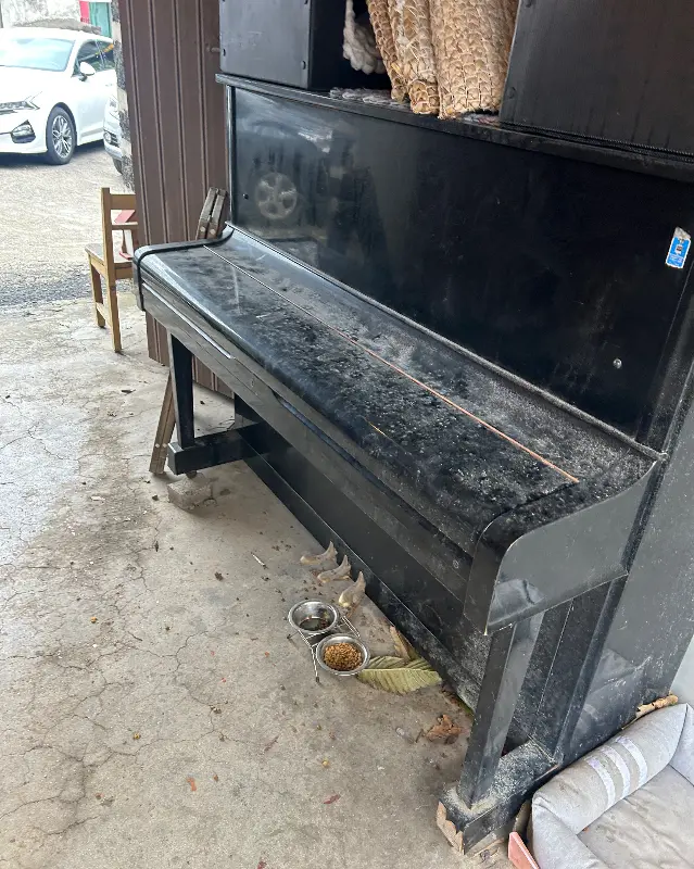 카페 한 켠에 놓인 낡은 피아노