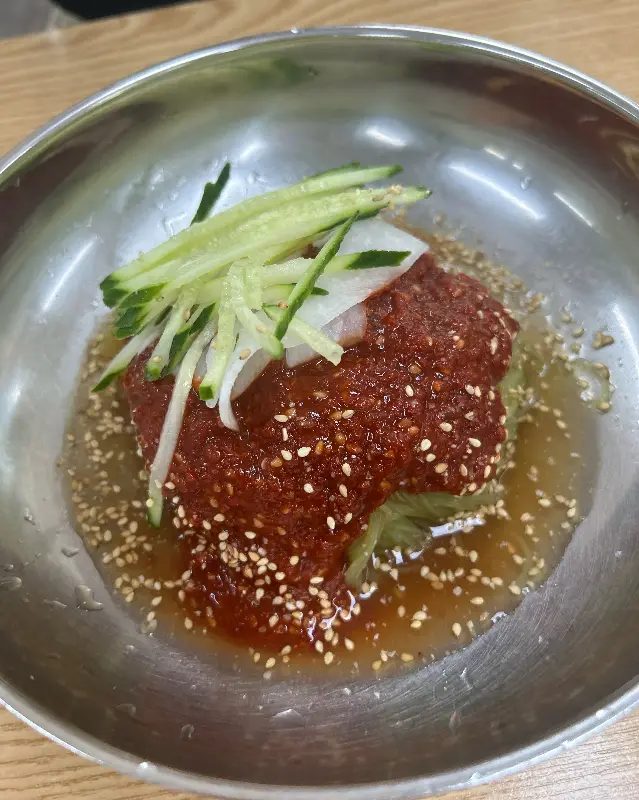 비빔냉면의 매콤한 자태