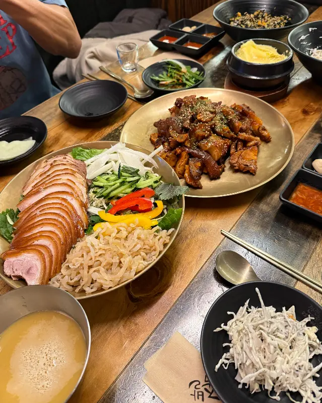 족발과 곁들임 메뉴