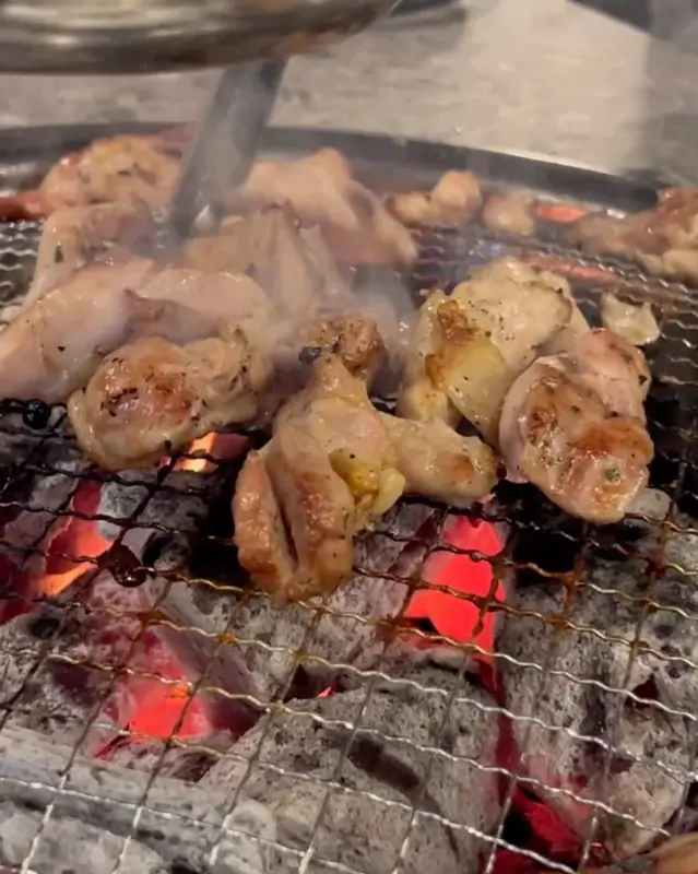 숯불에 구워지는 닭목살