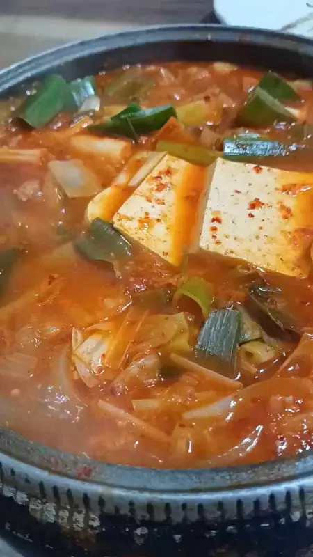 김치, 두부, 돼지고기가 듬뿍 들어간 짜글이