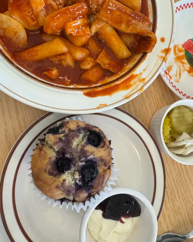 맛있어 보이는 디저트와 음료