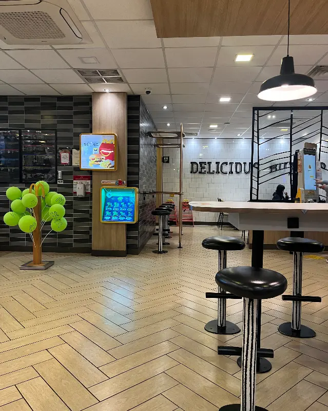 맥도날드 영천점 내부 인테리어