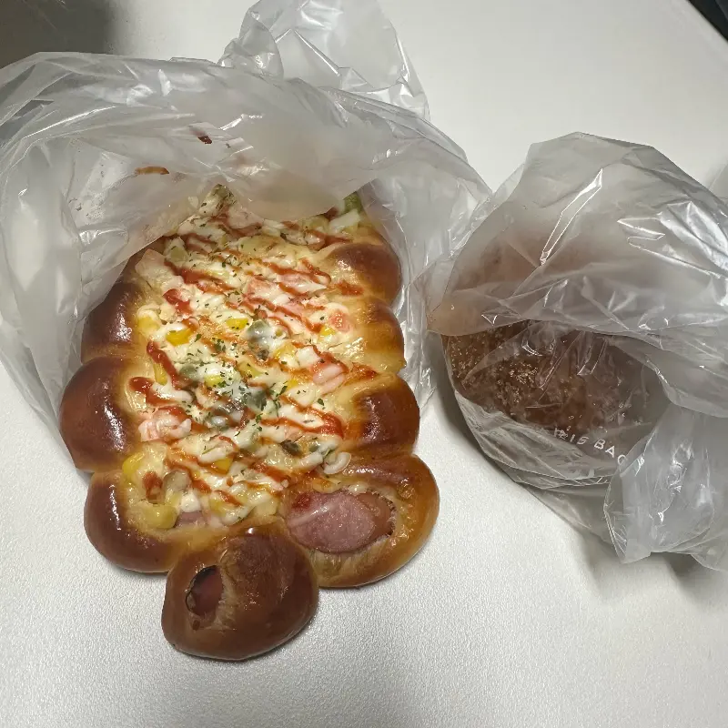 비닐봉투에 담긴 피자빵