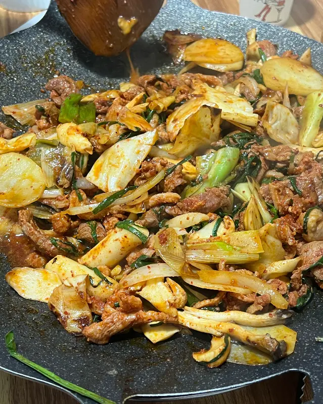 잘 익은 오리불고기의 먹음직스러운 모습