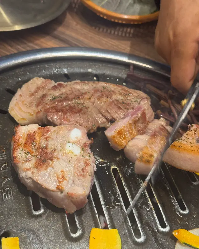 노릇하게 익어가는 삼겹살