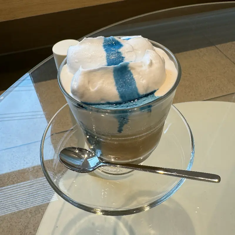 푸른 크림이 인상적인 블루 버터크림 라떼