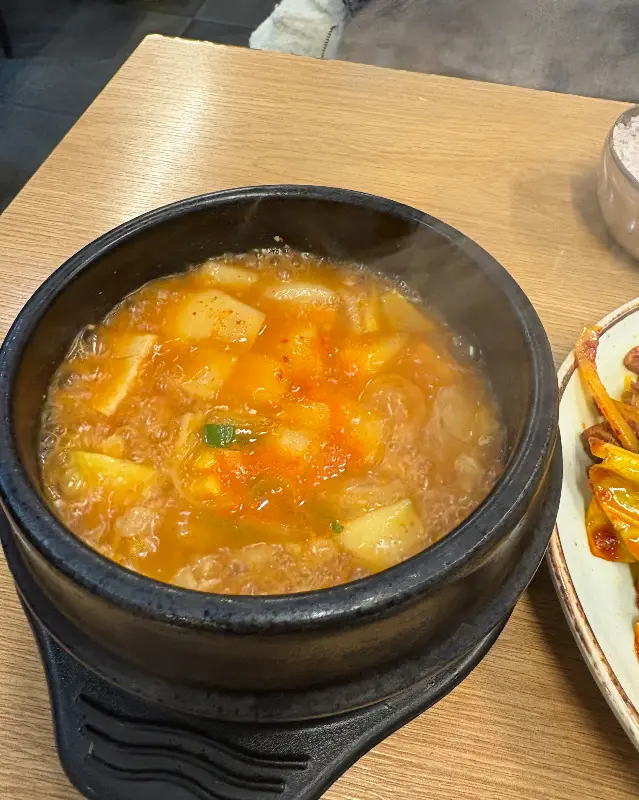 보글보글 끓는 순두부찌개