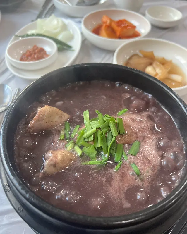 진한 흑미 국물이 인상적인 흑미 삼계탕