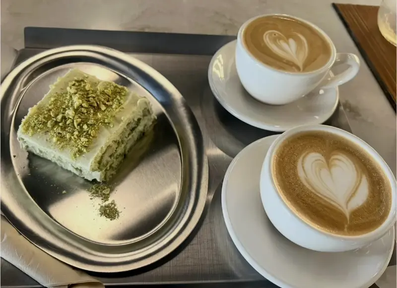 피스타치오 티라미수와 카푸치노