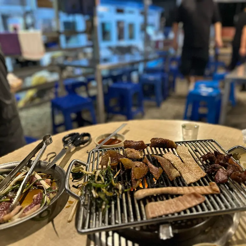 연탄불 위에서 익어가는 돼지 부속과 껍데기