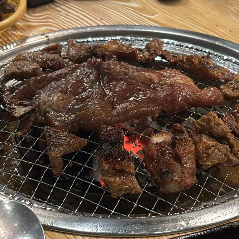 숯불에 구워진 갈비