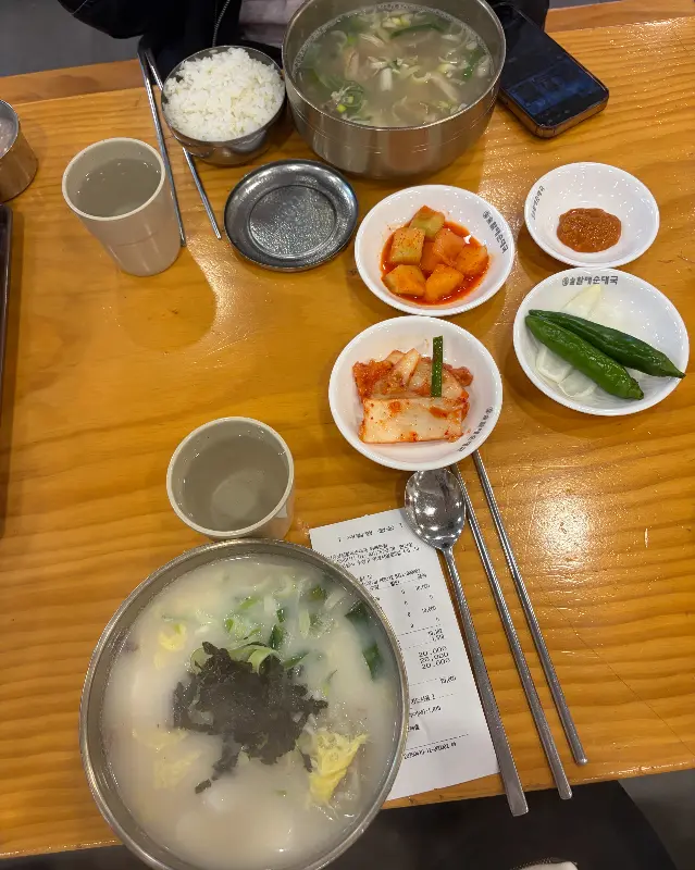 정갈하게 담겨 나온 반찬들