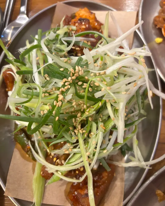 신선한 야채와 곁들여 먹는 불족발