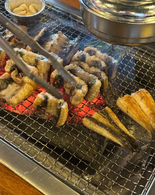 숯불 위에서 맛있게 익어가는 장어