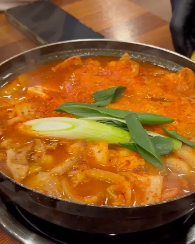 김치찌개의 붉은 국물