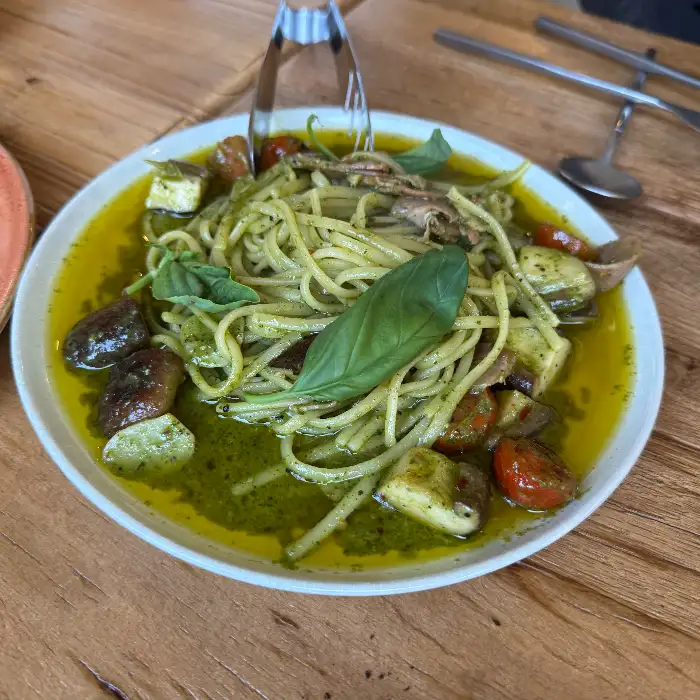 신선한 바질 페스토로 만든 파스타