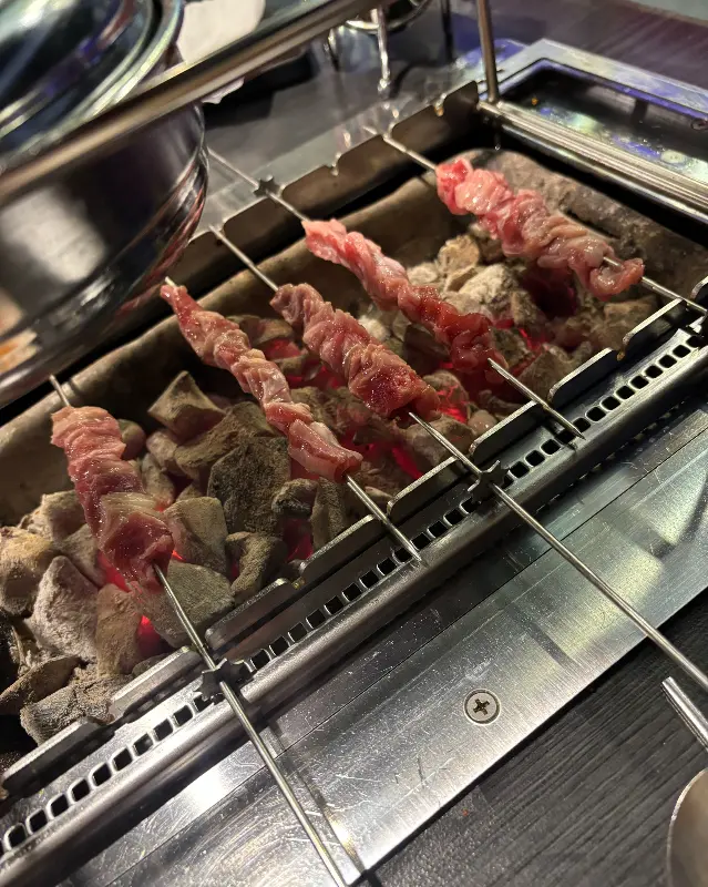 숯불 위에서 맛있게 익어가는 양꼬치
