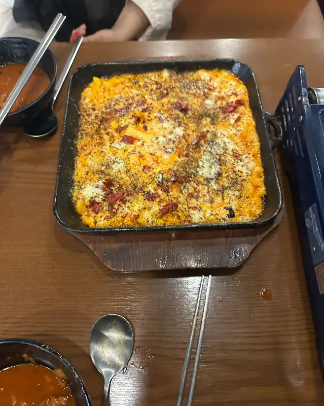 철판 위에 푸짐하게 올려진 콘치즈