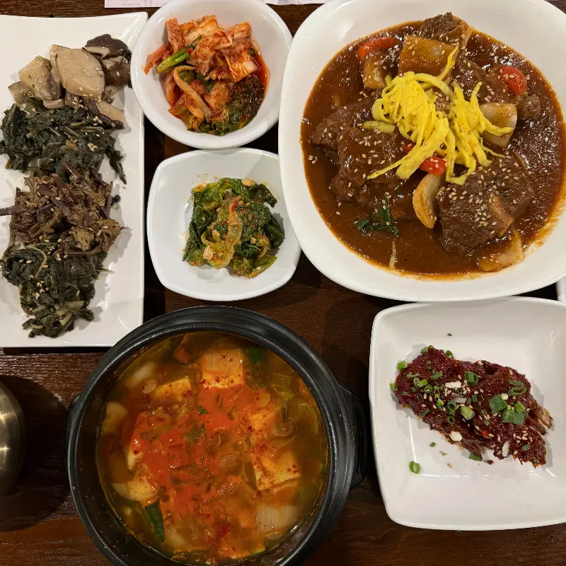 한상 가득 차려진 한정식