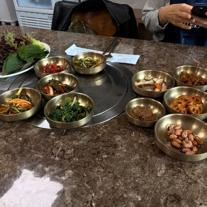 다양한 종류의 장아찌와 나물 반찬