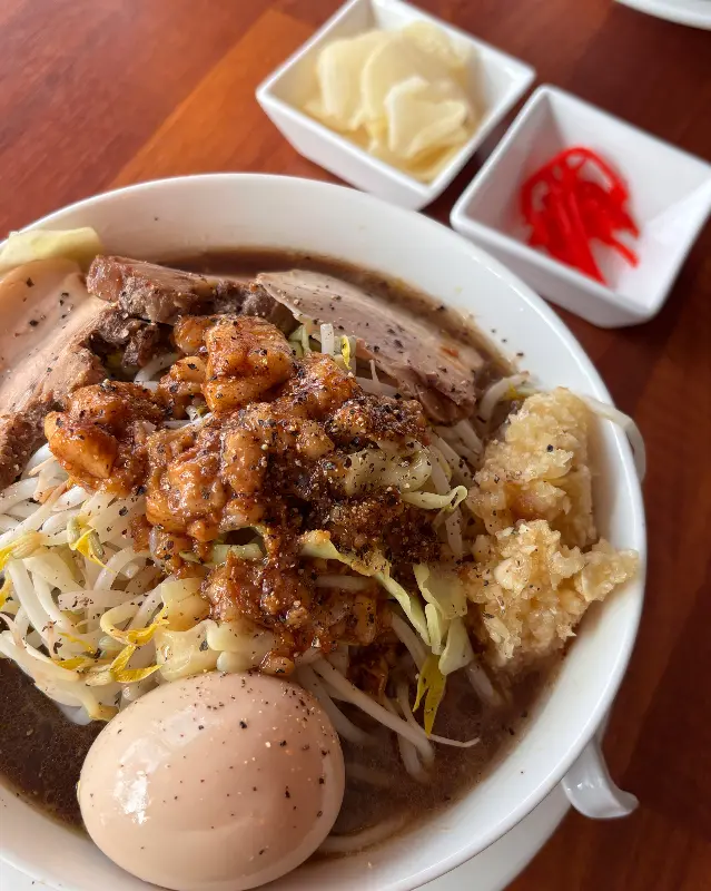 지로 라멘의 풍성한 토핑